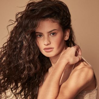 Tri urednice Voguea isprobale su ove proizvode za kovrčavu kosu